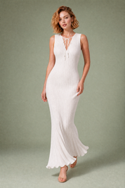 Robe longue blanche plissée col V | Vue en mouvement | Lounelle Paris