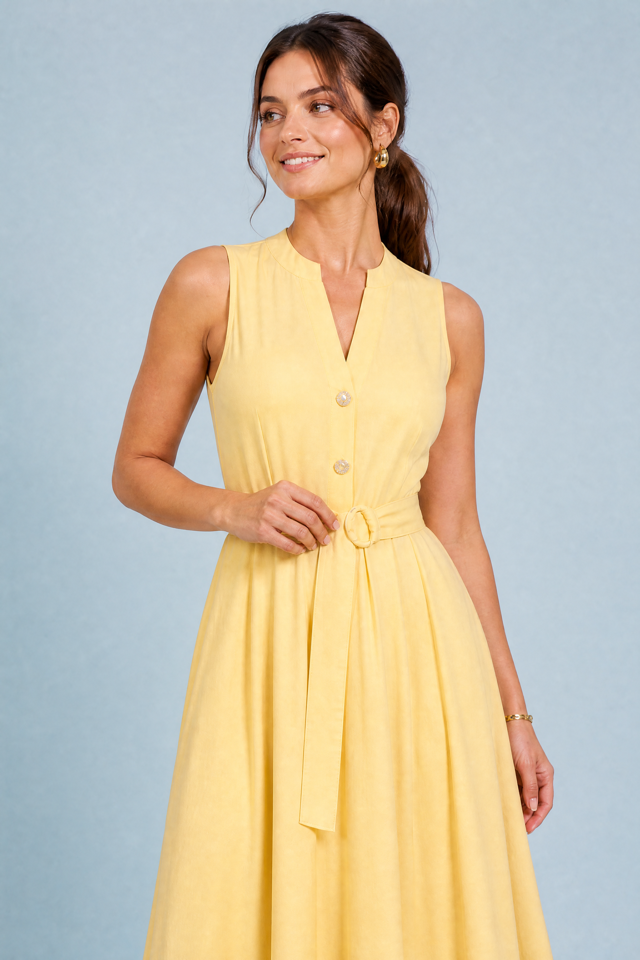 Robe jaune col en V ceinturée | Vue rapprochée | Lounelle Paris