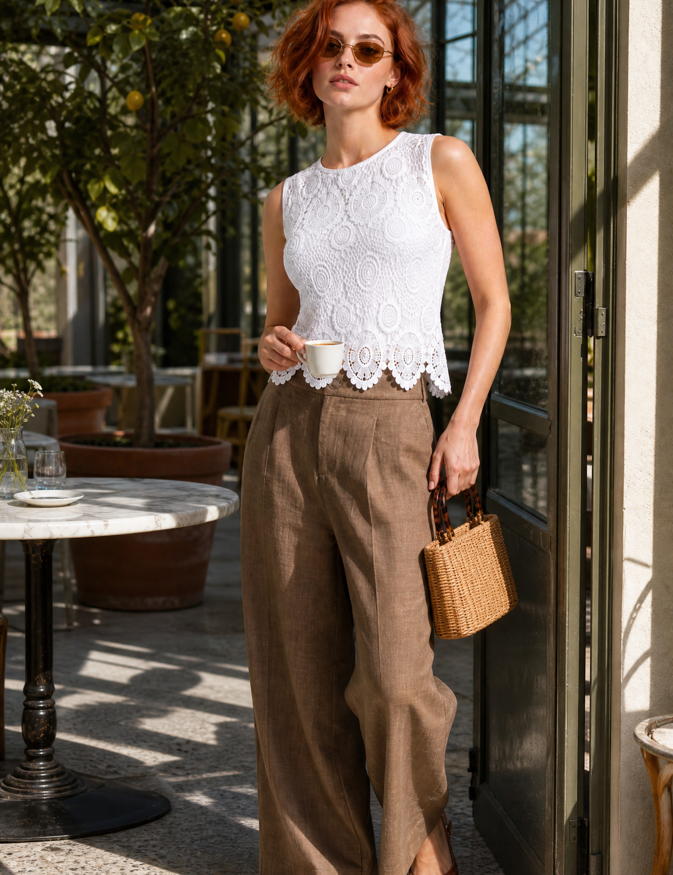 Top en dentelle bretelles larges | Photo lifestyle | Lounelle Paris