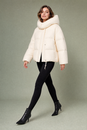 Doudoune courte à capuche oversize | Vue en mouvement | Lounelle Paris