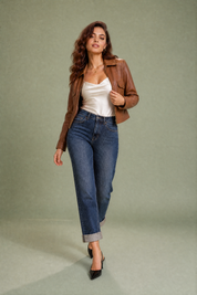 Jean mom bleu foncé taille haute coupe droite | Vue en mouvement | Lounelle Paris