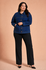 Veste en jean bleu foncé ample | Porté sur une silhouette plus ronde | Lounelle Paris