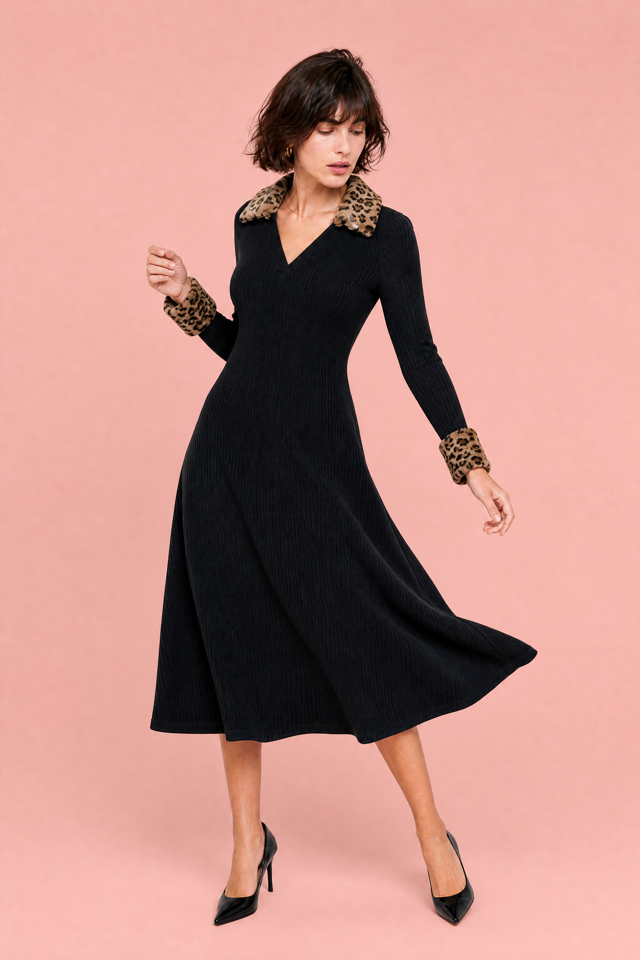 Robe noire col V léopard | Vue en mouvement | Lounelle Paris