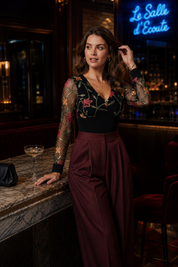 Body noir col V manches brodées | Deuxième photo lifestyle | Lounelle Paris