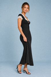 Robe noire à pois bordée de dentelle | Vue de profil | Lounelle Paris