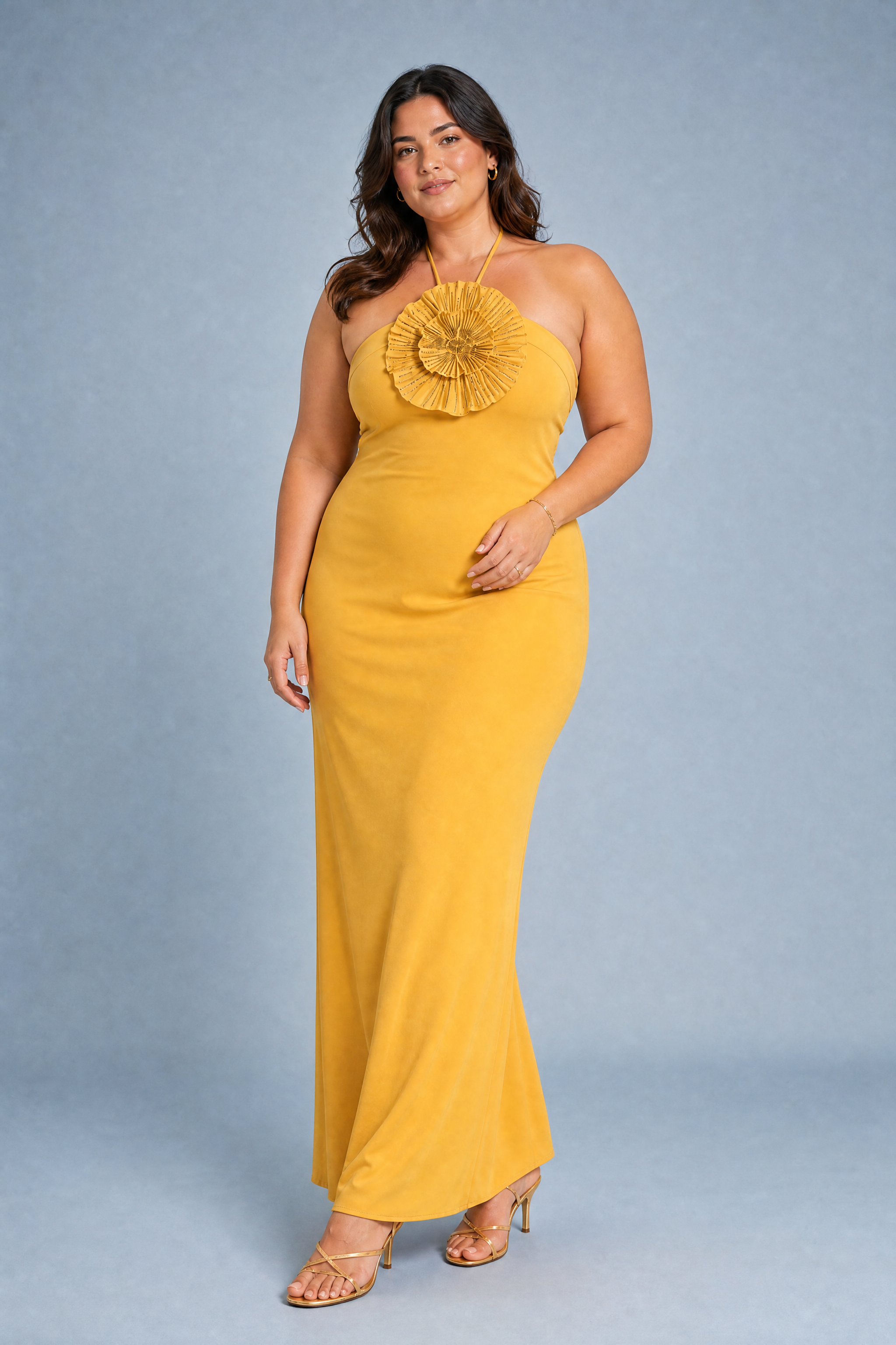 Robe longue jaune col halter | Porté sur une silhouette plus ronde | Lounelle Paris