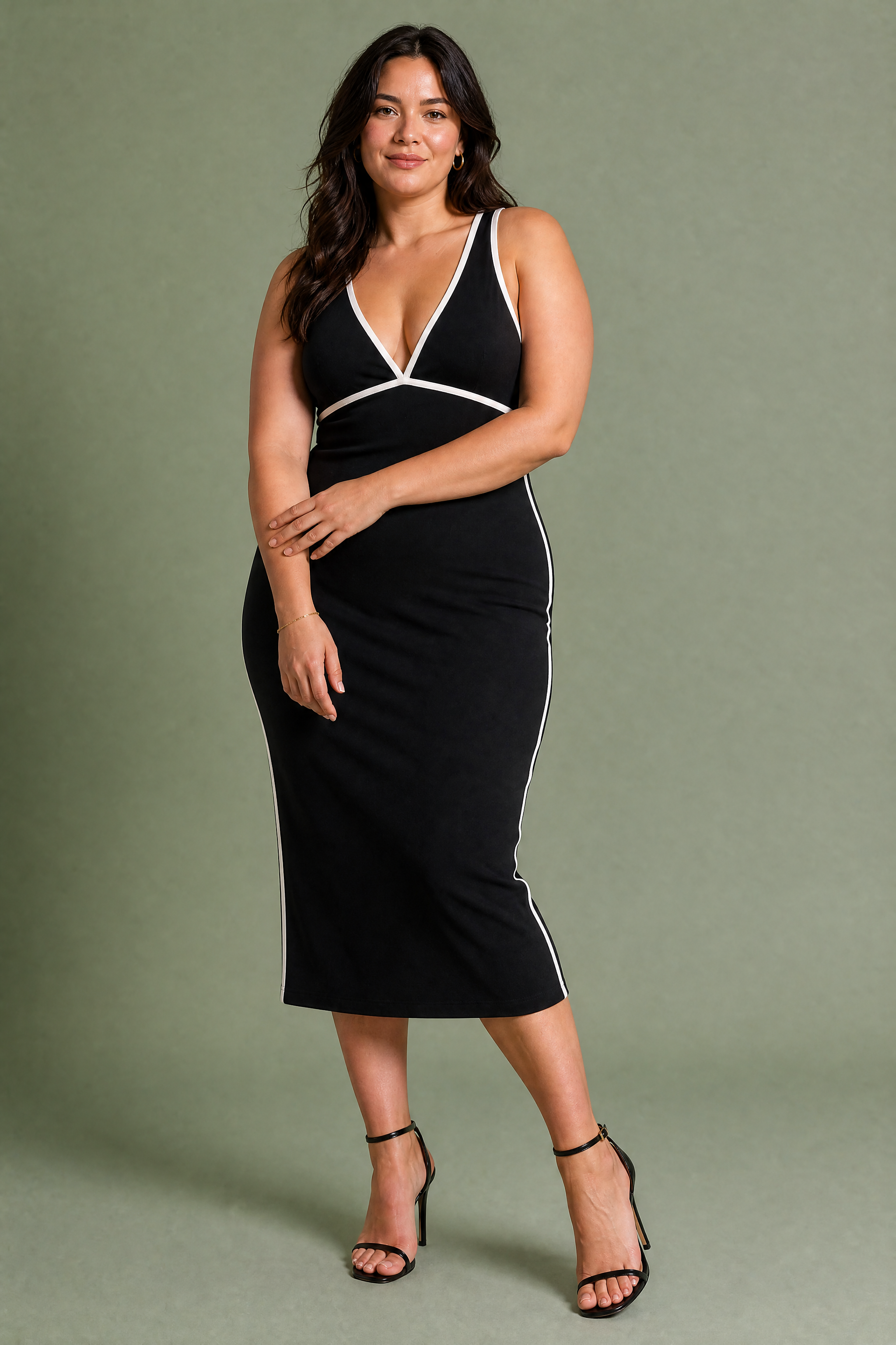 Robe noire dos nu contrastée | Porté sur une silhouette plus ronde | Lounelle Paris