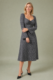 Robe noire à fleurs dos ouvert | Porté sur une autre silhouette | Lounelle Paris