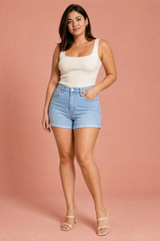 Short en jean bleu taille haute | Porté sur une autre silhouette | Lounelle Paris