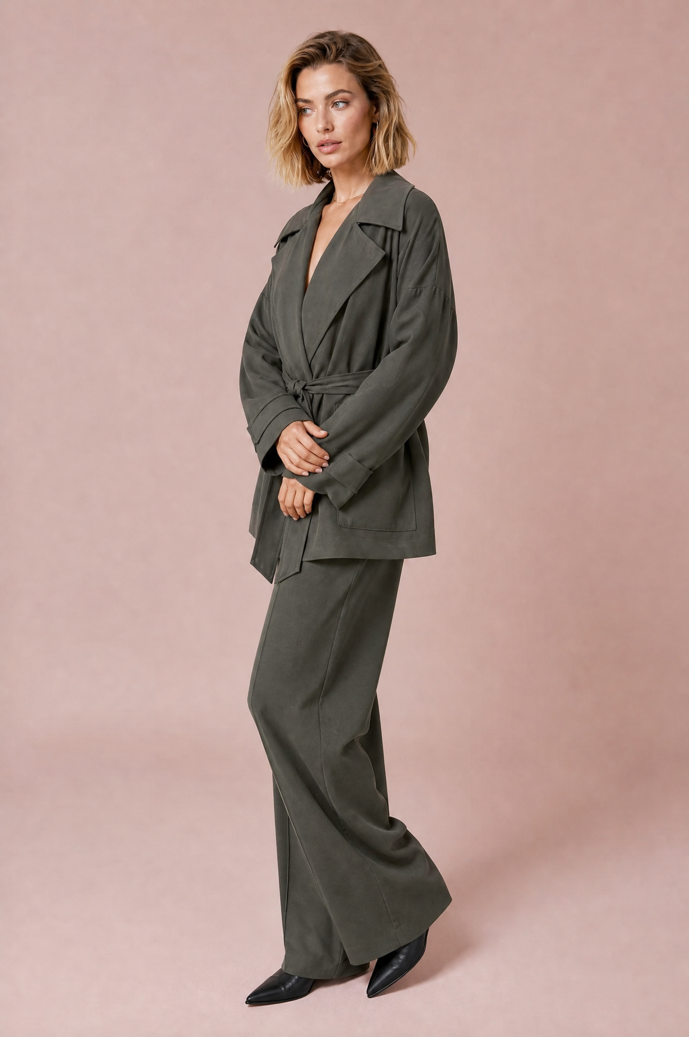 Ensemble gris trench et pantalon large | Vue de profil | Lounelle Paris