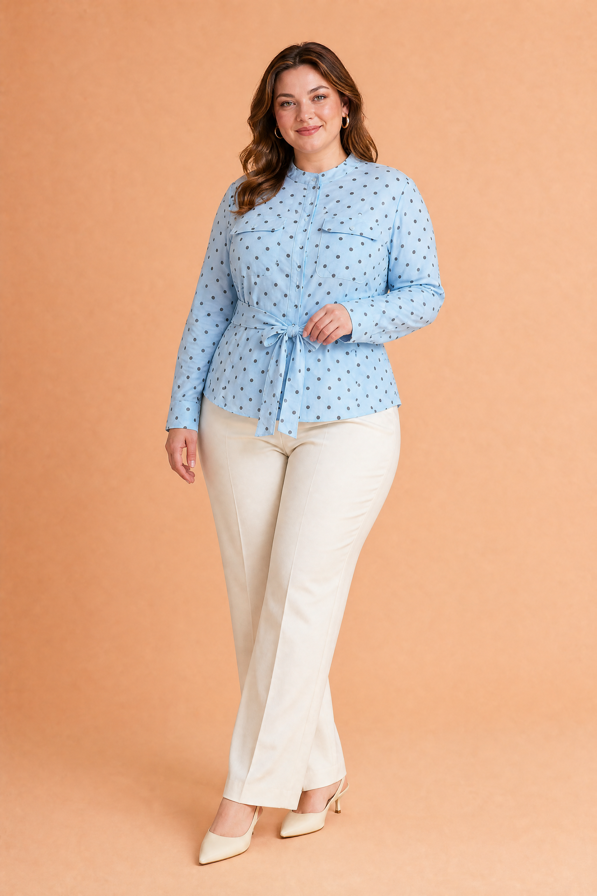 Veste chemise bleu clair à pois | Porté sur une silhouette plus ronde | Lounelle Paris