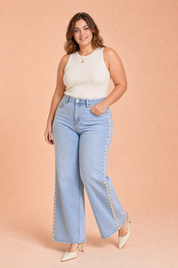 Jean bleu jambe large crochet | Porté sur une silhouette plus ronde | Lounelle Paris