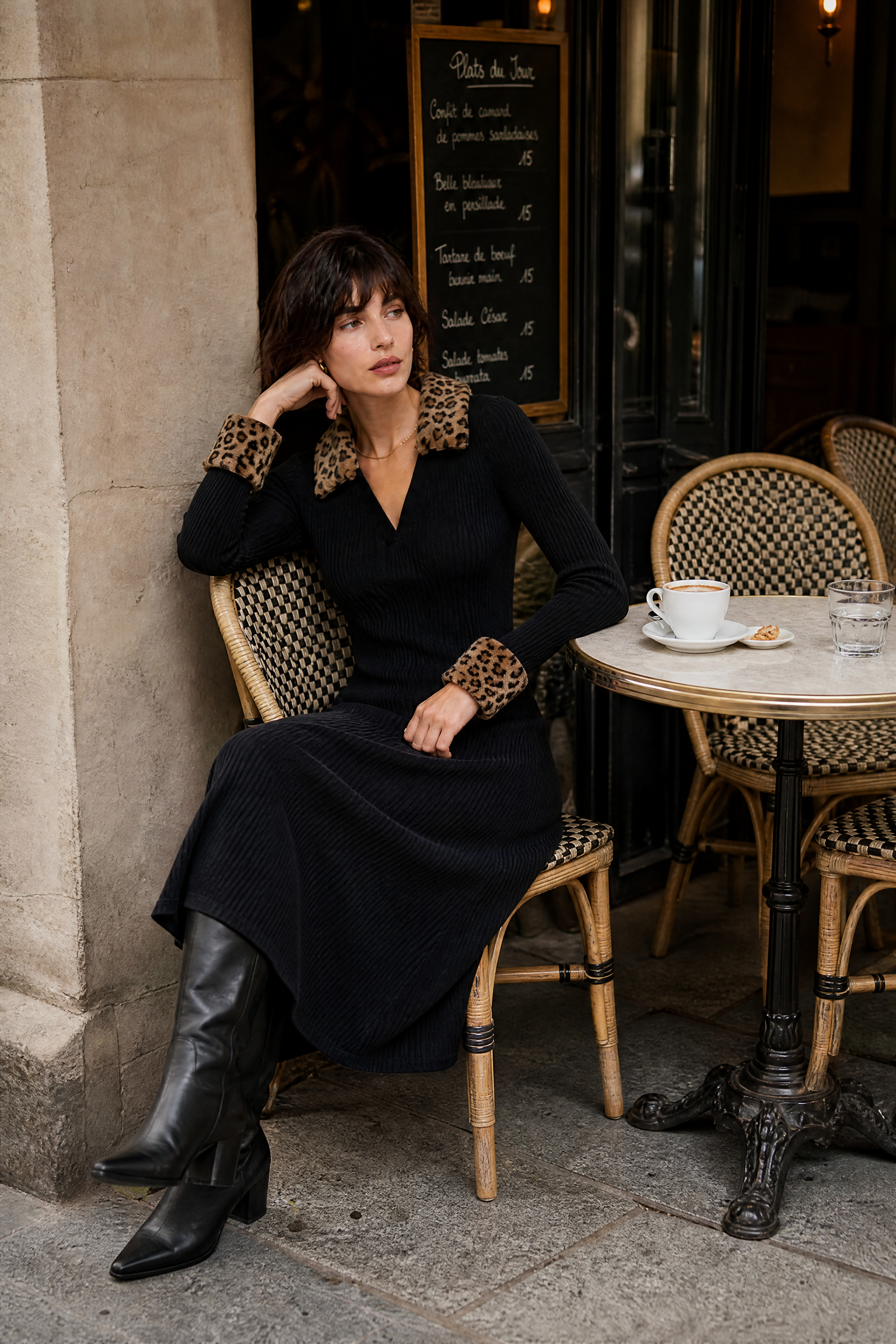 Robe noire col V léopard | Photo lifestyle | Lounelle Paris