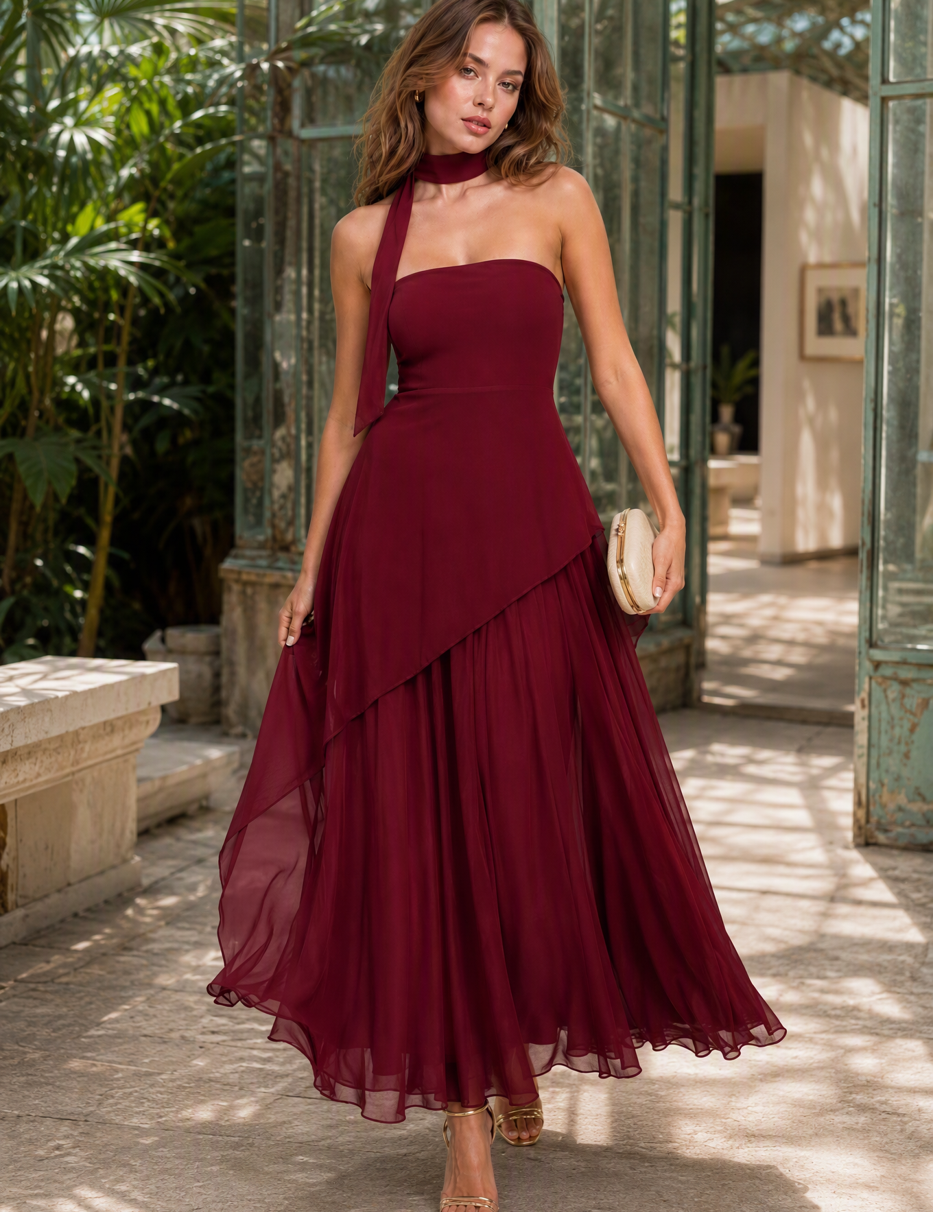 Robe longue asymétrique avec tour de cou | Photo lifestyle | Lounelle Paris
