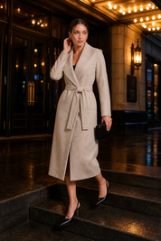 Manteau long col châle ceinturé | Variante Beige - Lifestyle | Lounelle Paris
