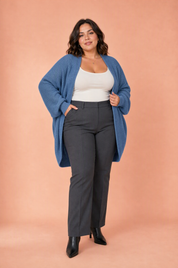 Gilet mi-long en maille côtelée | Porté sur une silhouette plus ronde | Lounelle Paris