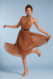 Robe marron à pois col licou | Vue en mouvement | Lounelle Paris