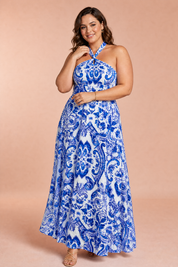 Robe longue bleue col halter dos nu | Porté sur une silhouette plus ronde | Lounelle Paris