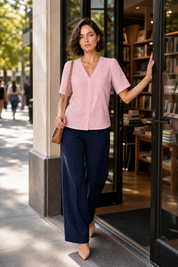 Blouse blanche col V ajourée | Variante Rose - Lifestyle | Lounelle Paris