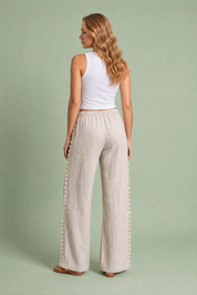 Pantalon large beige à coquillages | Vue de dos | Lounelle Paris