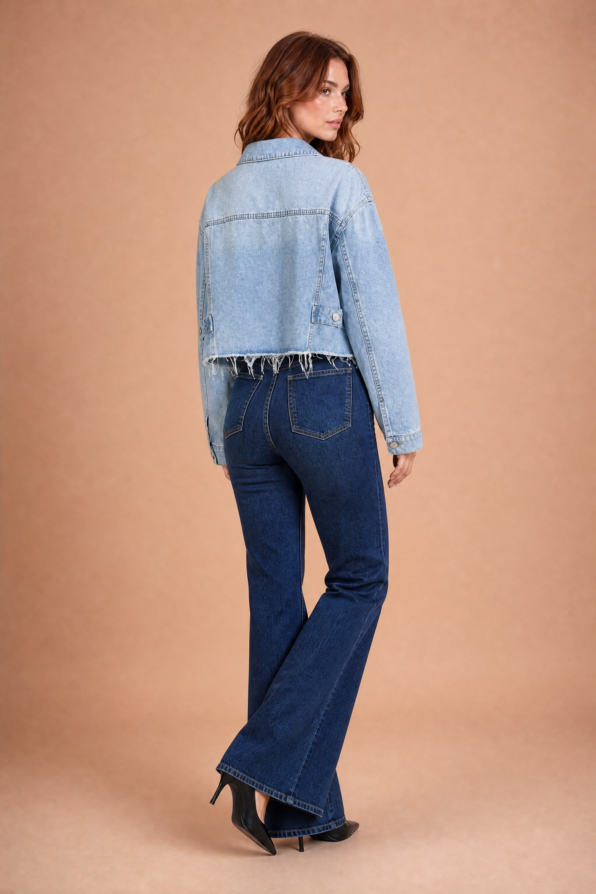 Veste en jean bleu clair courte effilochée | Vue de dos | Lounelle Paris