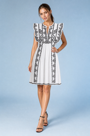 Robe blanche à volants brodée | Vue de face | Lounelle Paris