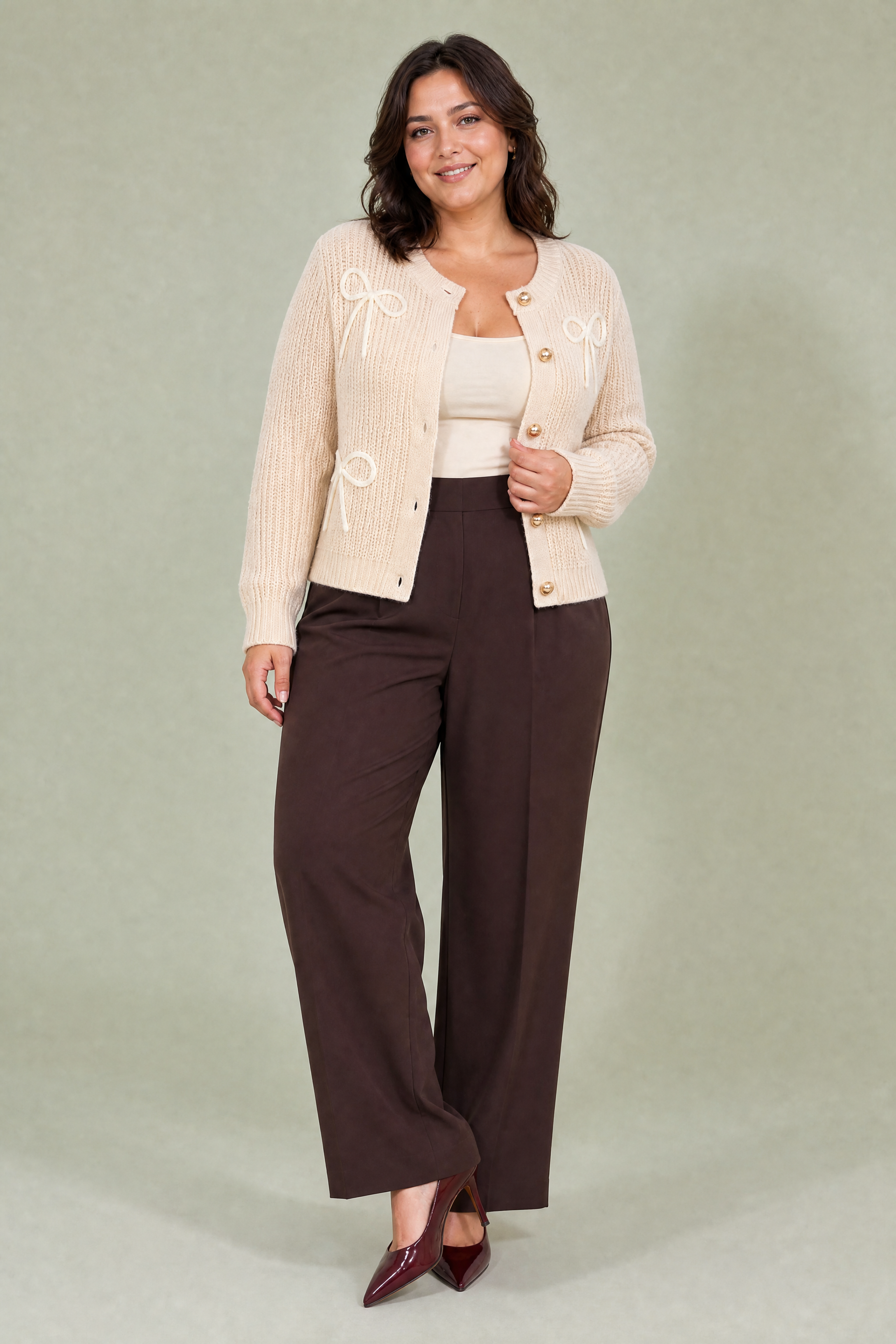 Gilet beige clair à nœuds | Porté sur une silhouette plus ronde | Lounelle Paris