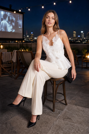 Top à bretelles à volants et fleur | Variante Blanc - Lifestyle | Lounelle Paris