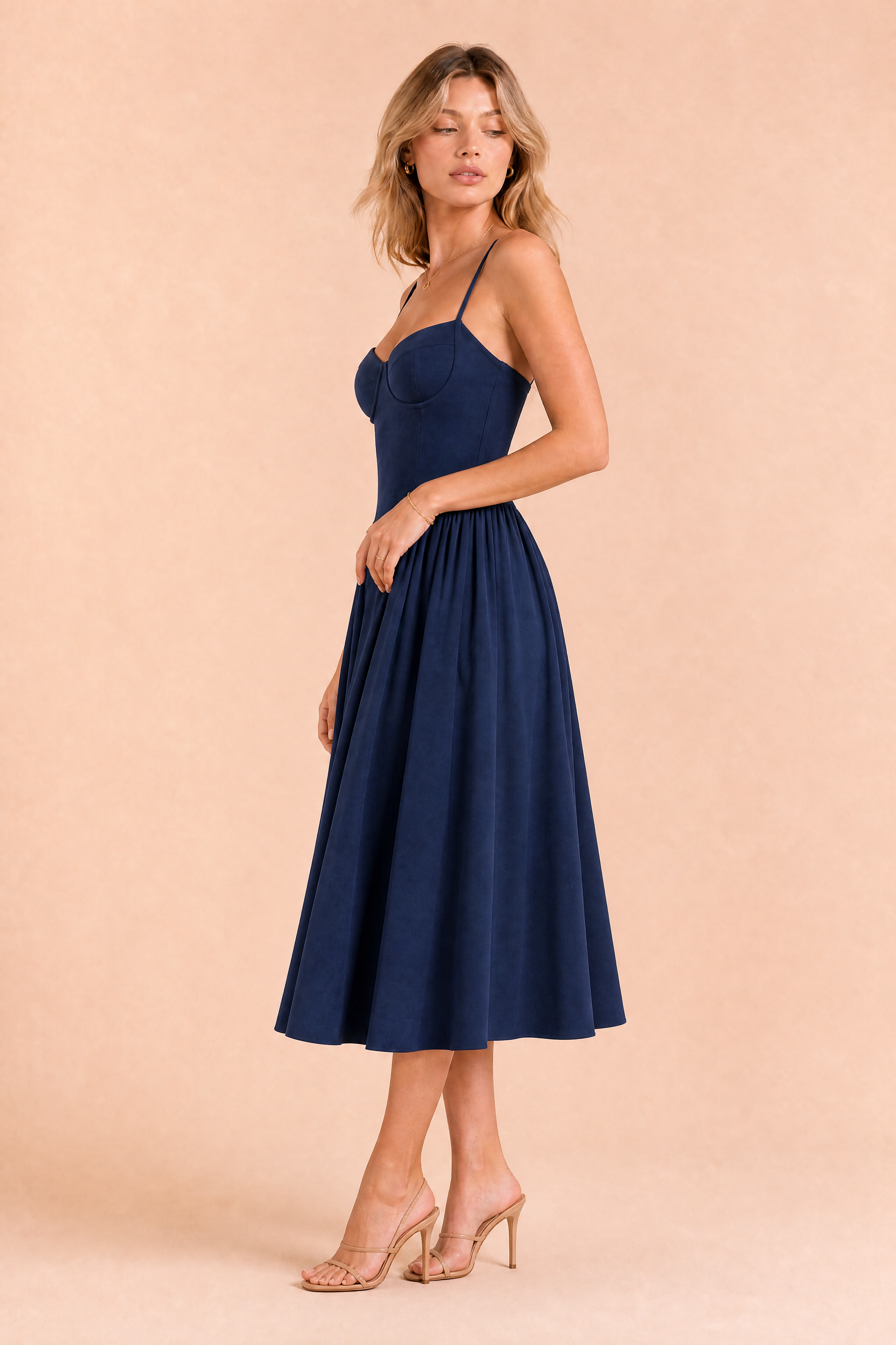 Robe midi à fines bretelles encolure droite | Vue de profil | Lounelle Paris