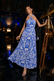 Robe longue bleue col halter dos nu | Deuxième photo lifestyle | Lounelle Paris