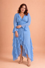 Robe longue bleue à volants | Porté sur une silhouette plus ronde | Lounelle Paris