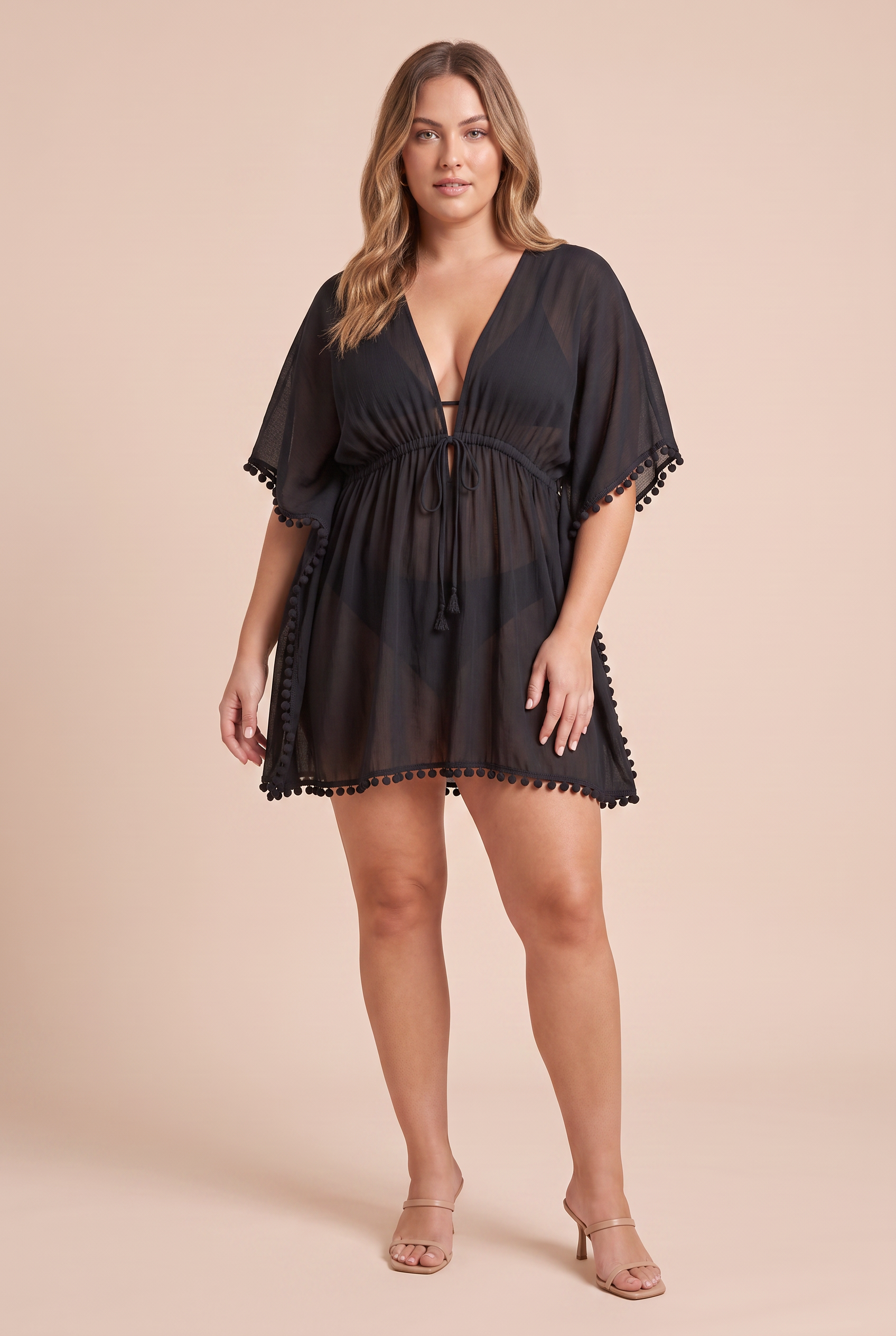 Robe noire fluide manches chauve-souris | Porté sur une silhouette plus ronde | Lounelle Paris