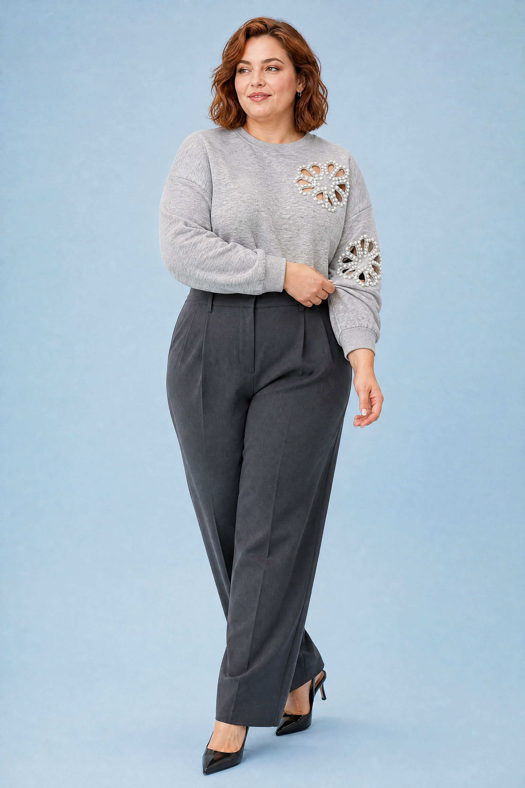Sweat gris ajouré à perles | Porté sur une silhouette plus ronde | Lounelle Paris