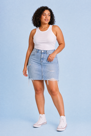 Jupe en jean bleu clair déchirée | Porté sur une silhouette plus ronde | Lounelle Paris