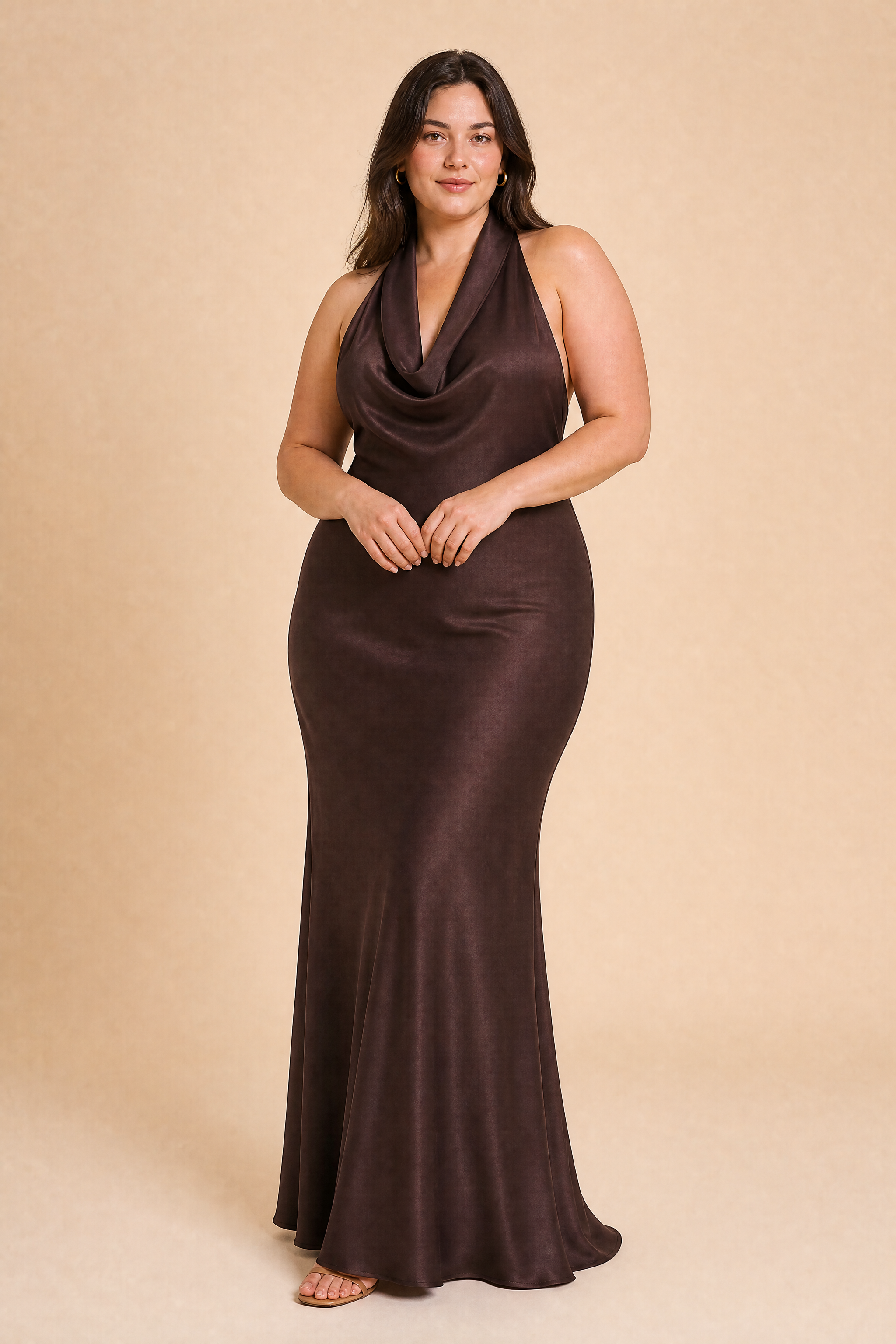 Robe marron col halter dos nu | Porté sur une silhouette plus ronde | Lounelle Paris