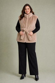 Gilet fausse fourrure camel ceinturé | Porté sur une silhouette plus ronde | Lounelle Paris