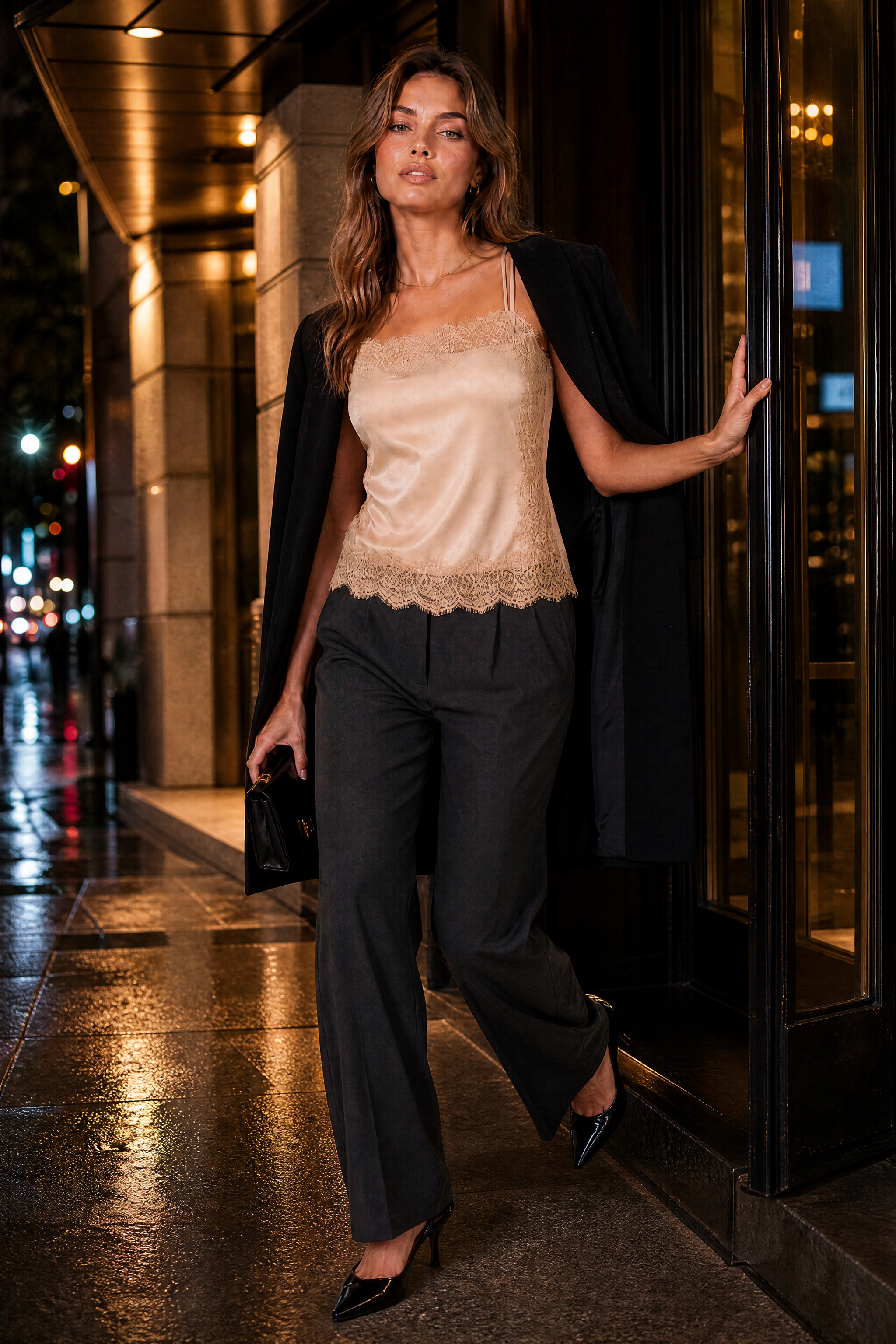 Caraco satiné à finitions en dentelle | Variante Beige - Lifestyle | Lounelle Paris