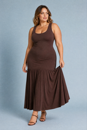 Robe longue marron bretelles larges | Porté sur une silhouette plus ronde | Lounelle Paris