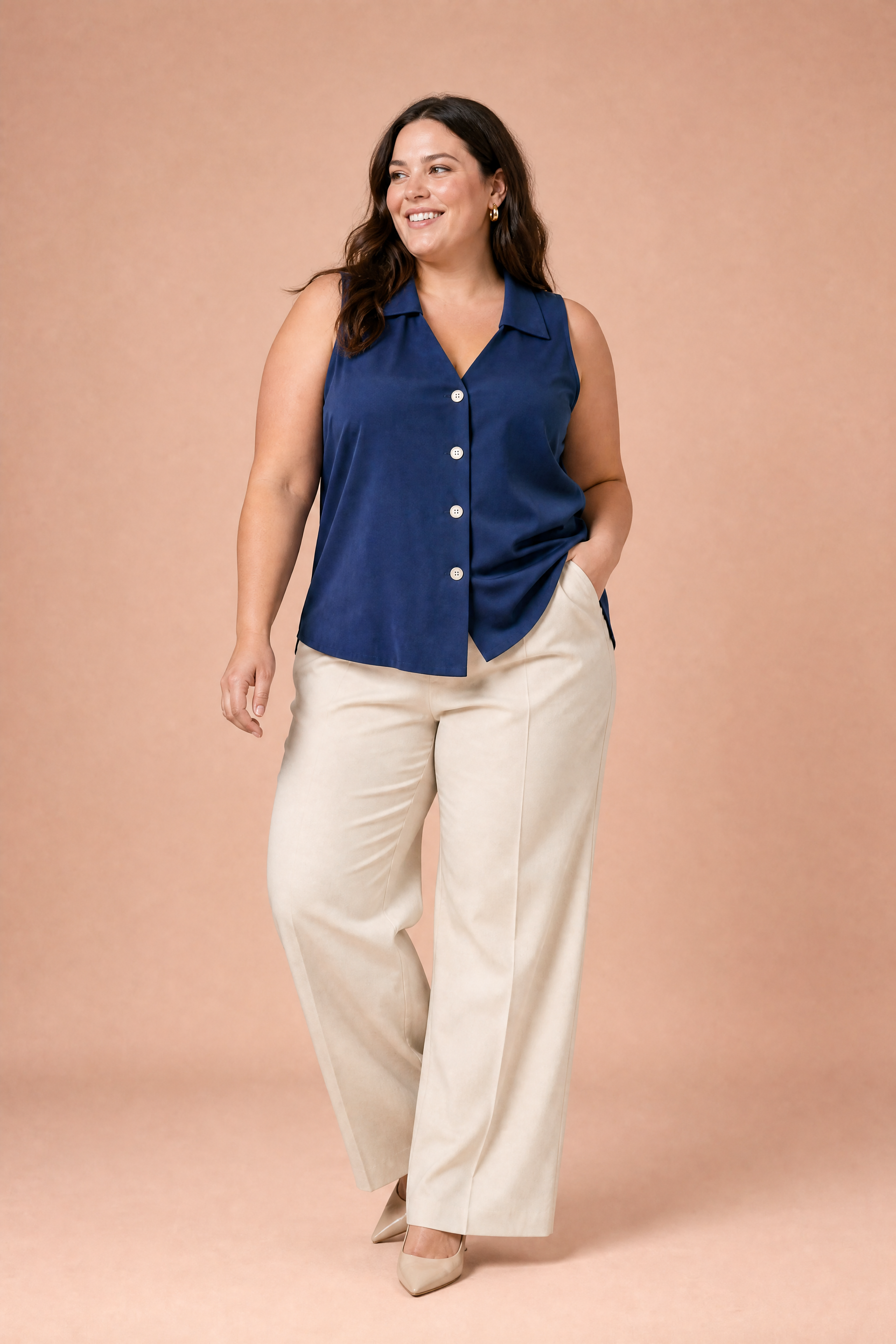 Blouse sansmanches col en V | Porté sur une silhouette plus ronde | Lounelle Paris