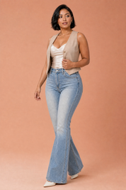 Jean bleu délavé taille haute évasé | Porté sur une autre silhouette | Lounelle Paris