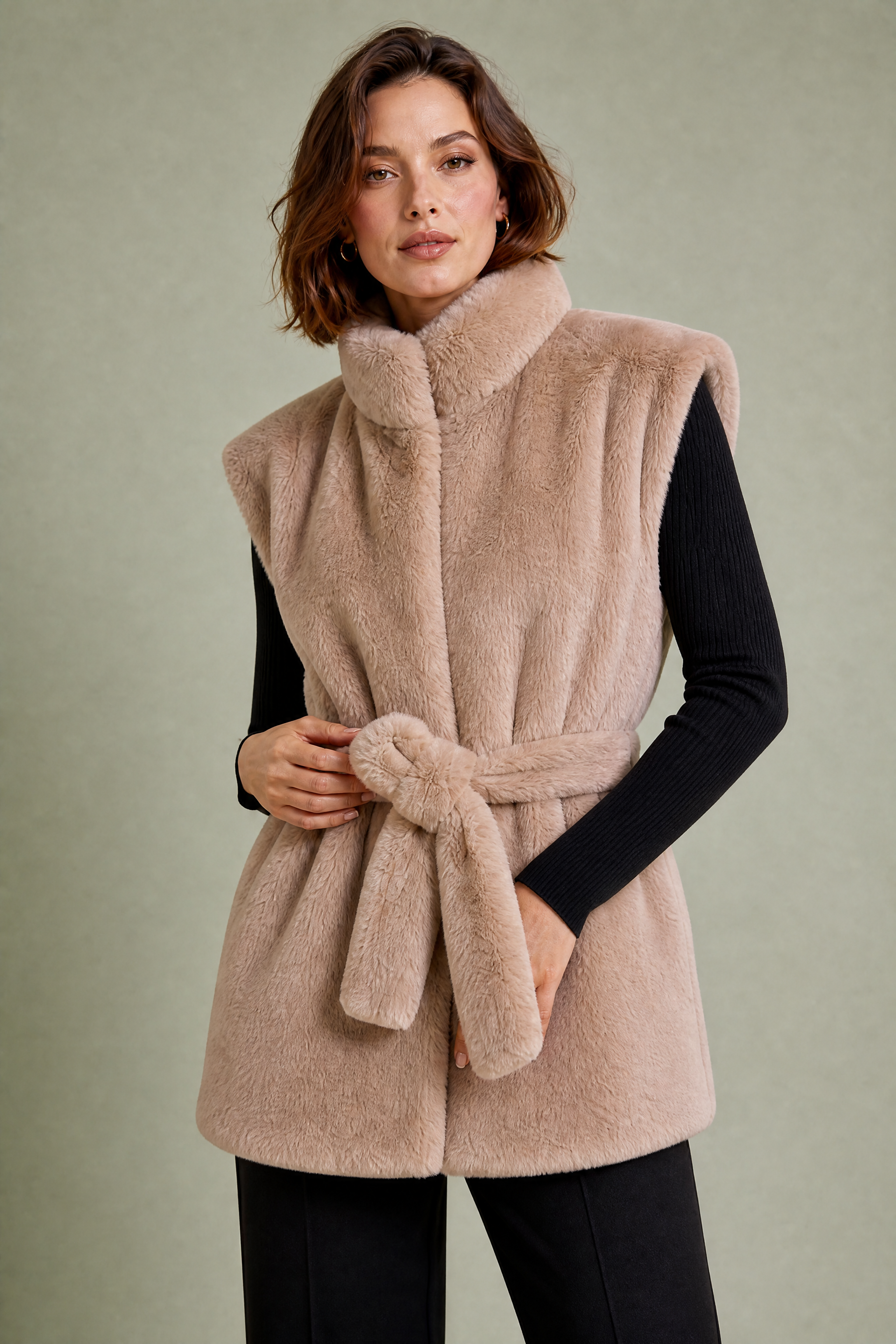 Gilet fausse fourrure camel ceinturé | Vue rapprochée | Lounelle Paris