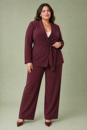 Tailleur pantalon croisé ceinturé | Porté sur une silhouette plus ronde | Lounelle Paris