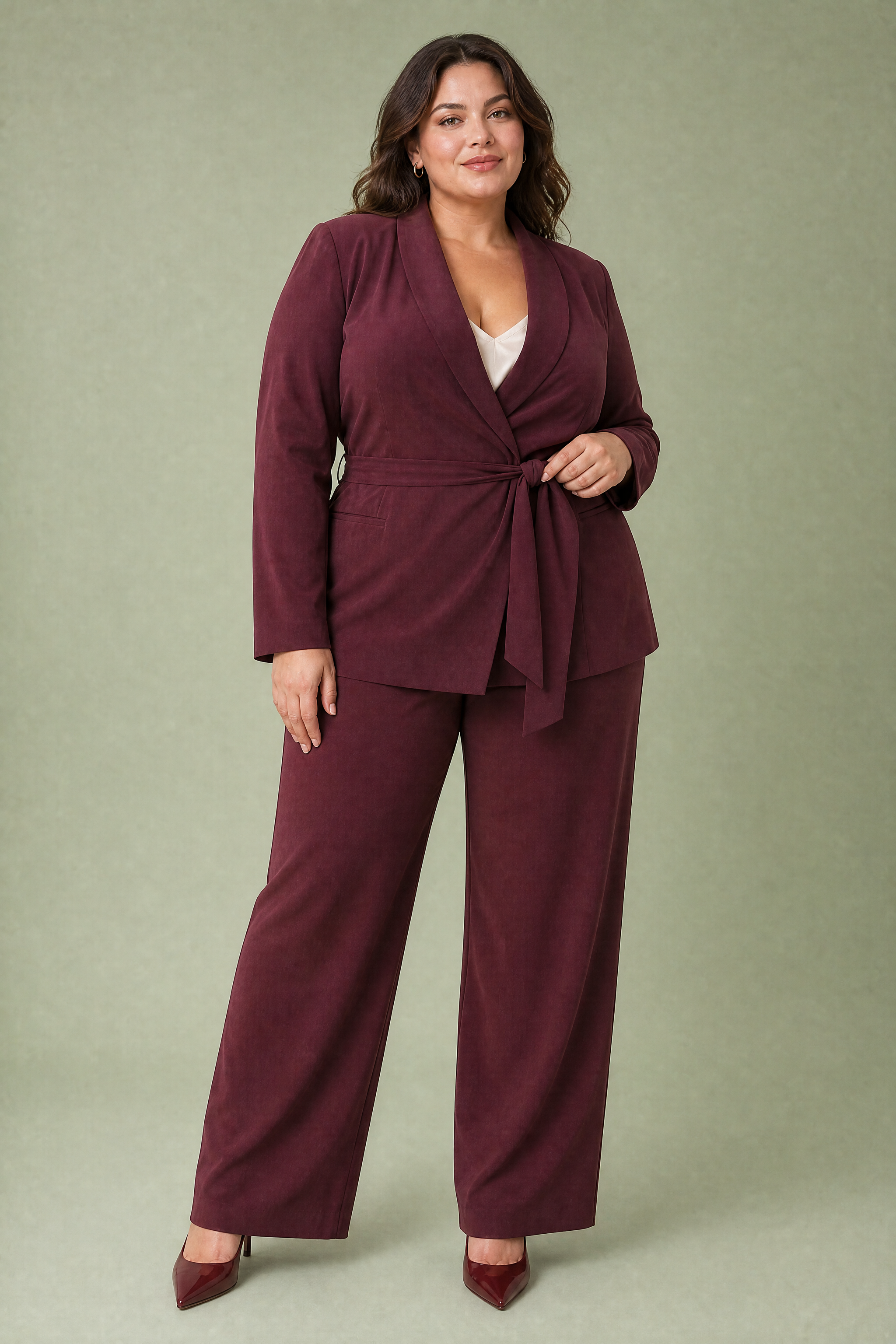 Tailleur pantalon croisé ceinturé | Porté sur une silhouette plus ronde | Lounelle Paris
