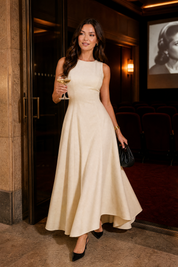 Robe longuecrème évasée sans manches | Deuxième photo lifestyle | Lounelle Paris
