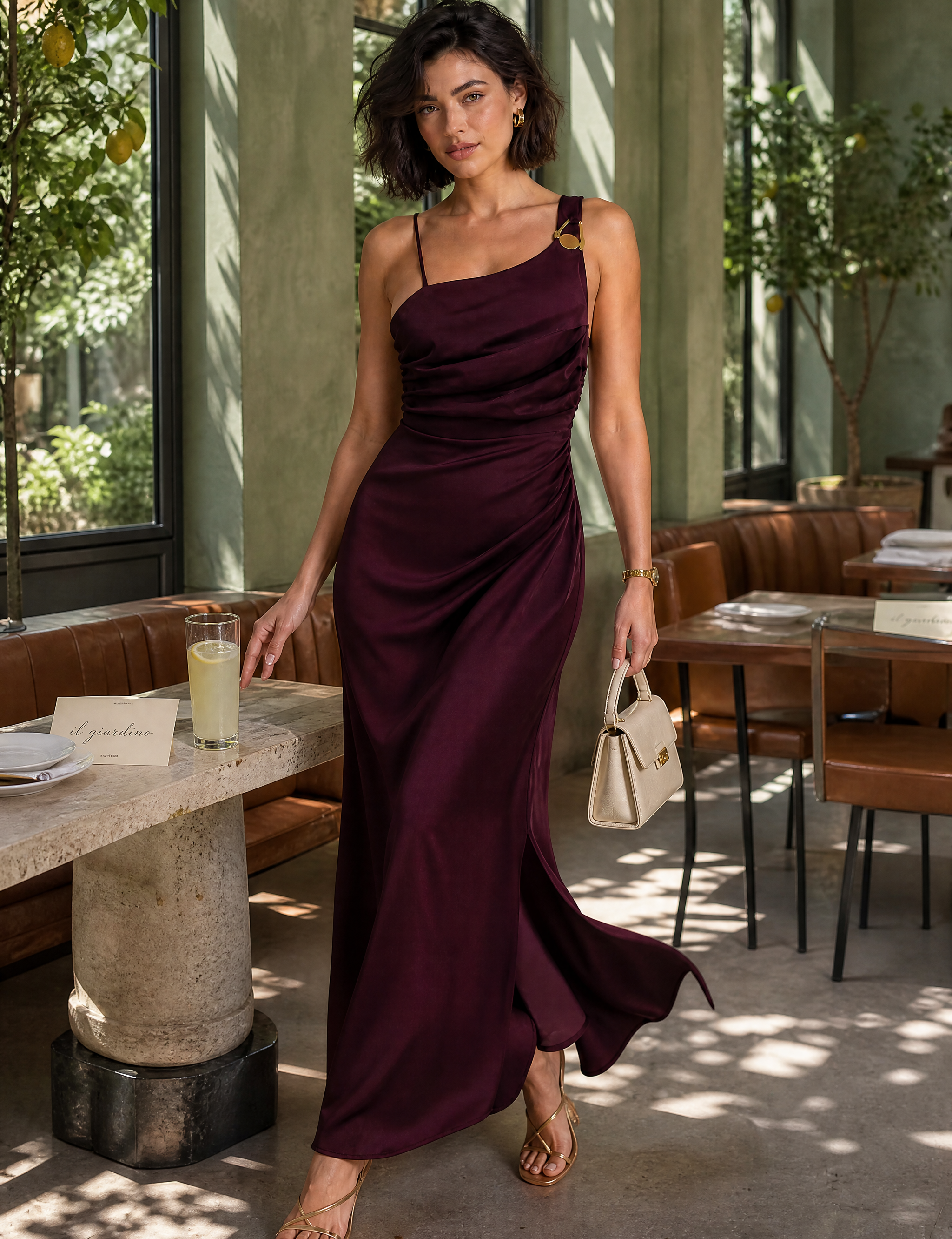 Robe longue bordeaux asymétrique | Photo lifestyle | Lounelle Paris