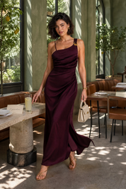 Robe longue bordeaux asymétrique | Photo lifestyle | Lounelle Paris