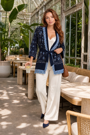 Gilet bleu marine col V franges | Photo lifestyle | Lounelle Paris