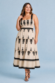 Robe longue abricot imprimée smockée | Porté sur une silhouette plus ronde | Lounelle Paris