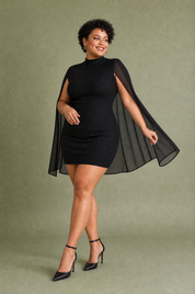 Robe noire col montant manches cape | Porté sur une silhouette plus ronde | Lounelle Paris