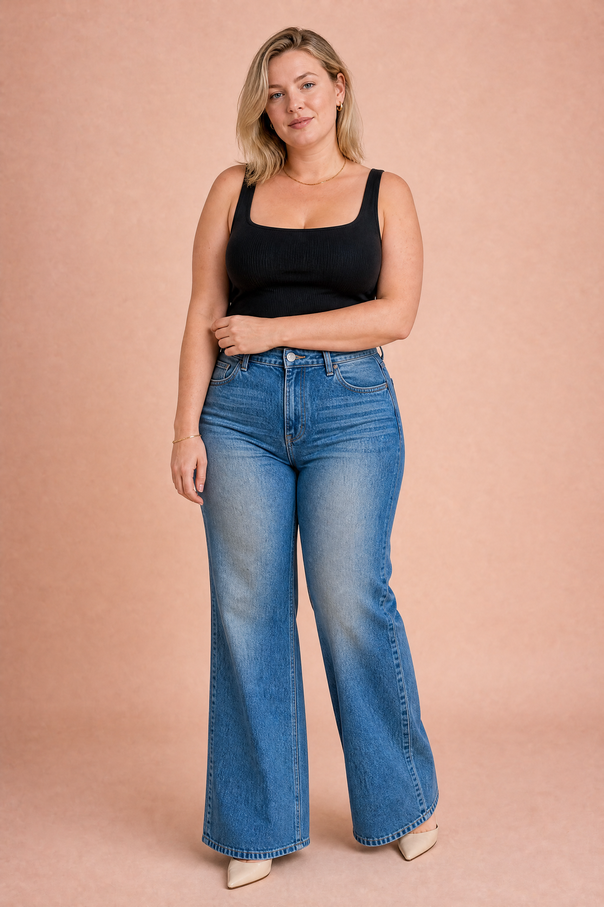 Jean bleu délavé jambe évasée | Porté sur une autre silhouette | Lounelle Paris
